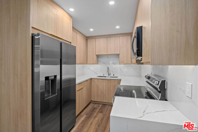 2447 N Beachwood Drive, Los Angeles CA: https://media.crmls.org/mediaz/8fa062c6-059a-4418-85db-674ccc956375.jpg