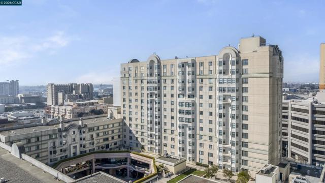 988 Franklin St, Oakland CA: https://media.crmls.org/mediaz/8fa08570-b8af-4944-afa9-708d9519eee9.jpg