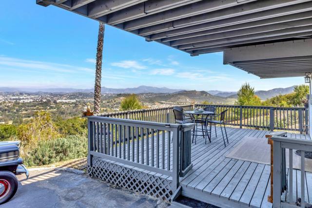 560 Seeforever Dr, San Marcos CA: https://media.crmls.org/mediaz/8fa08682-374f-47f7-97bb-310eed1be0f2.jpg