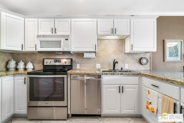 2557 N Whitewater, Palm Springs CA: https://media.crmls.org/mediaz/8fa096eb-91aa-45e3-88b6-474fcb5c7360.jpg