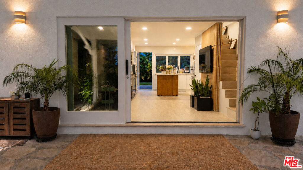https://media.crmls.org/mediaz/8fa0c575-3007-4691-b6da-74e3c7119241.jpg?preset=X-Large