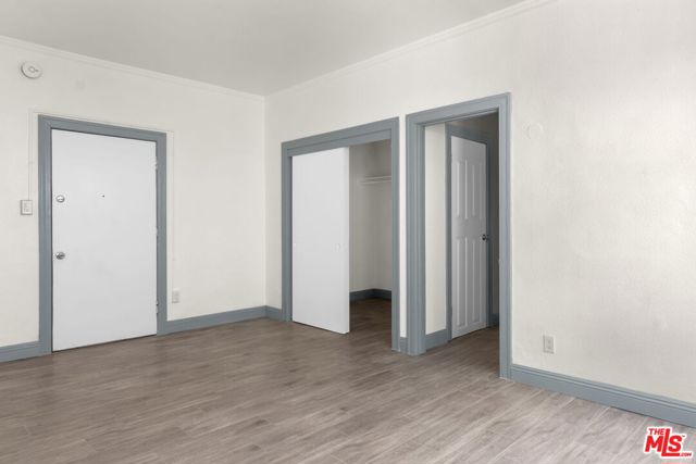 225 W Adams Boulevard, Los Angeles CA: https://media.crmls.org/mediaz/8fa13aad-c293-48a8-89ae-48114b86bea5.jpg