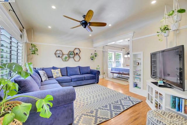 1215 Castro St, Martinez CA: https://media.crmls.org/mediaz/8fa16ecc-ea95-44db-8a09-29d53c39a6a5.jpg