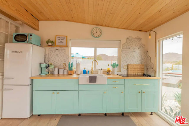 62177 Jericho Way, Joshua Tree CA: https://media.crmls.org/mediaz/8fa1aabe-9a17-4a0a-ab39-4b3ee44f262c.jpg