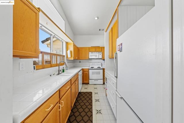 5213 Walker Ct, Antioch CA: https://media.crmls.org/mediaz/8fa27b94-99cc-4348-96f8-7d2f6b11eac8.jpg