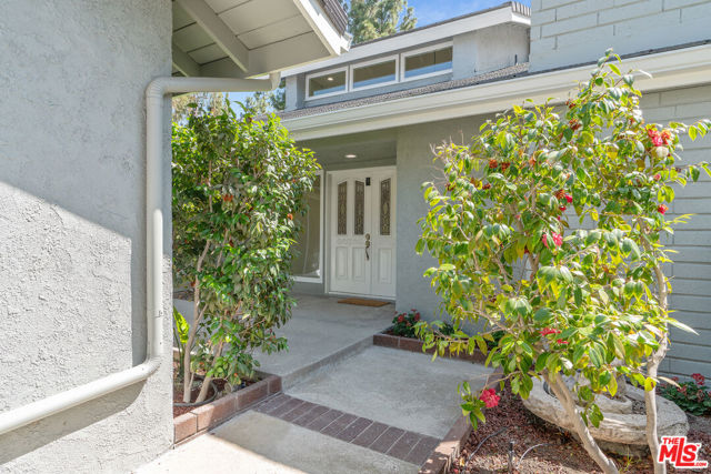 19 Rippling, Irvine CA: https://media.crmls.org/mediaz/8fa2f69f-43e0-41c5-af23-39f456e1f46a.jpg