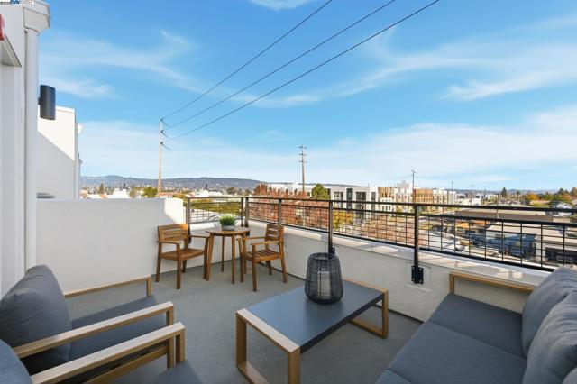 1660 Clement Avenue, Alameda CA: https://media.crmls.org/mediaz/8fa3903a-8760-4bc7-9fc5-6ecf7348ed5a.jpg