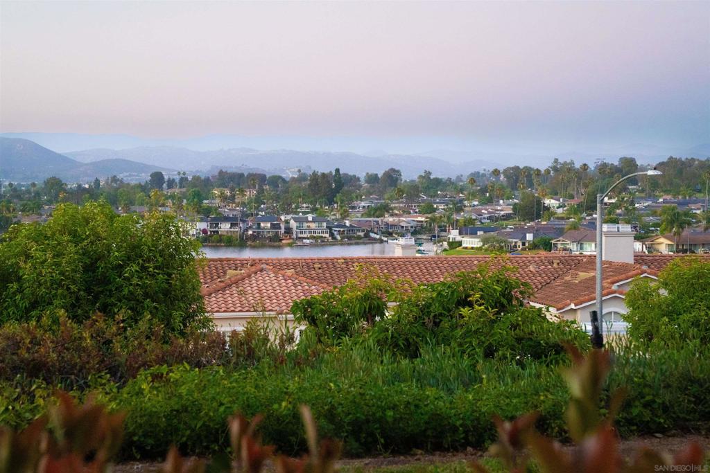 https://media.crmls.org/mediaz/8fa40b40-d8b0-421f-9405-58ccf769258f.jpg?preset=X-Large