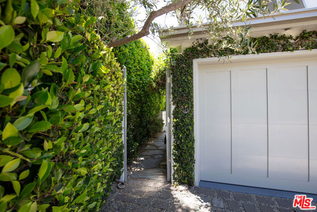 271 Amalfi Drive, Santa Monica CA: https://media.crmls.org/mediaz/8fa466f2-06ad-4638-9d6f-38923c302af0.jpg