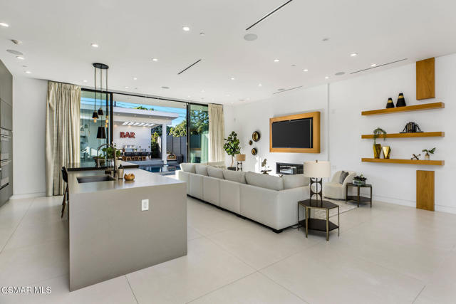 829 Flower Avenue, Venice CA: https://media.crmls.org/mediaz/8fa4d404-c38e-4ae5-99d6-e5f190270fd9.jpg