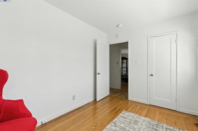 923 90Th Ave, Oakland CA: https://media.crmls.org/mediaz/8fa5053c-48c2-4065-97a3-47556bddd891.jpg