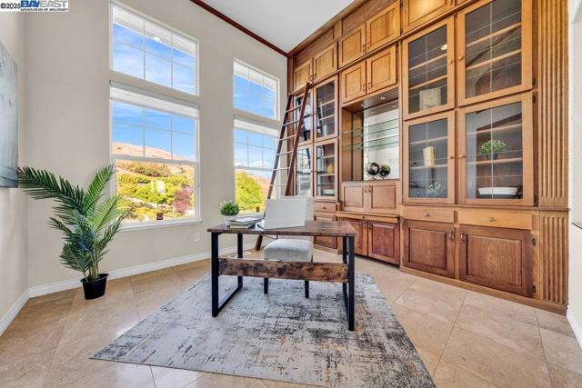 48912 Crown Ridge Cmn, Fremont CA: https://media.crmls.org/mediaz/8fa62378-9c9e-41be-bde8-cbe7bdd59754.jpg