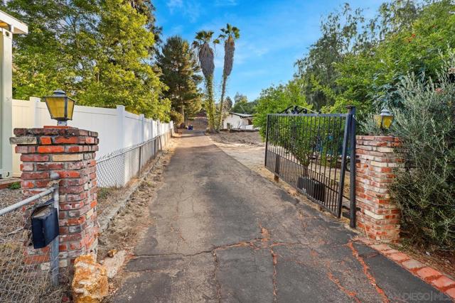 3918 Calavo Dr, La Mesa CA: https://media.crmls.org/mediaz/8fa69377-0ff2-4df6-b460-0bdaab39944f.jpg