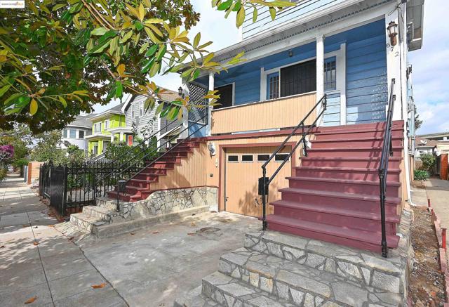 672 33Rd St, Oakland CA: https://media.crmls.org/mediaz/8fa708b2-59d3-4b18-b271-df4e8982f31e.jpg