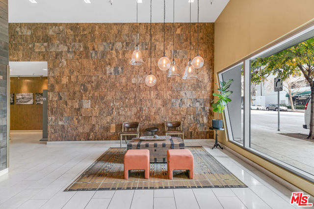 901 S Flower Street, Los Angeles CA: https://media.crmls.org/mediaz/8fa7416f-02b7-4abb-872c-9e056d91b91c.jpg