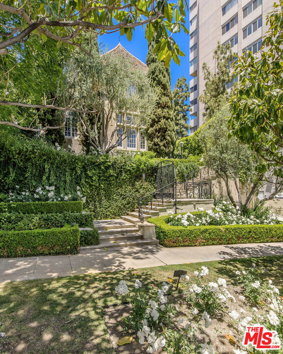 10335 Wilshire Boulevard, Los Angeles CA: https://media.crmls.org/mediaz/8fa7fe15-5fc5-4d6a-b25d-28e1fa763ac5.jpg