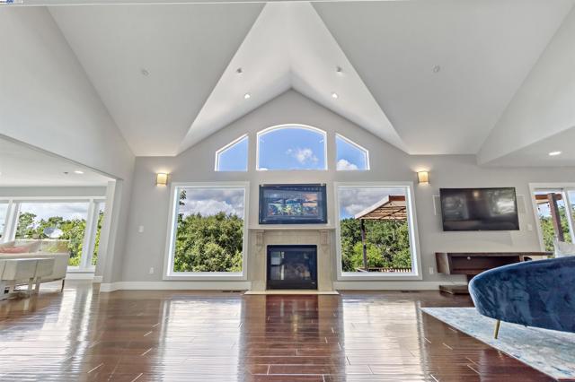 25444 University Ct, Hayward CA: https://media.crmls.org/mediaz/8fa88cb7-6076-4a8c-8287-019df55175b7.jpg