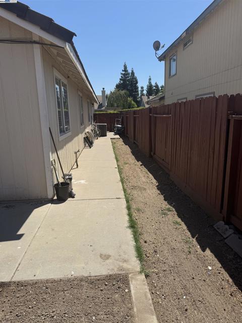 5325 Avante Lane, Salida CA: https://media.crmls.org/mediaz/8fa8d43b-54ef-41cb-b7be-834d165dac08.jpg