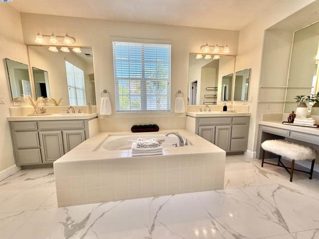 5825 Dresslar Cir, Livermore CA: https://media.crmls.org/mediaz/8faad88e-8791-4b29-aa19-991f93545b57.jpg