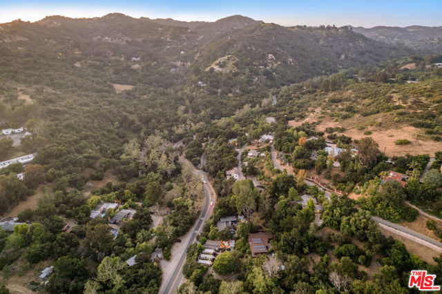 272 N Topanga Canyon Boulevard, Topanga CA: https://media.crmls.org/mediaz/8faaeea2-8775-43f0-83c1-c44cd3f2c361.jpg