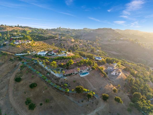 30330 Via Maria Elena, Bonsall CA: https://media.crmls.org/mediaz/8facd9db-e892-4ef0-8f58-2a2eb0d9d4af.jpg