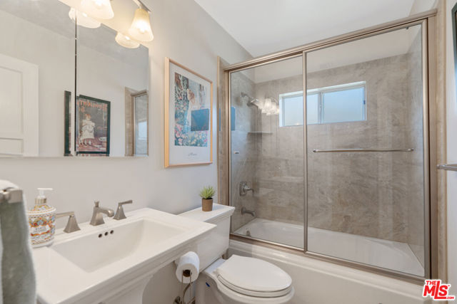 4436 Stansbury Avenue, Sherman Oaks CA: https://media.crmls.org/mediaz/8fad3fcd-9502-44a2-ac72-0eafebe74277.jpg