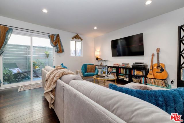 12416 Moorpark Street, A photo 7