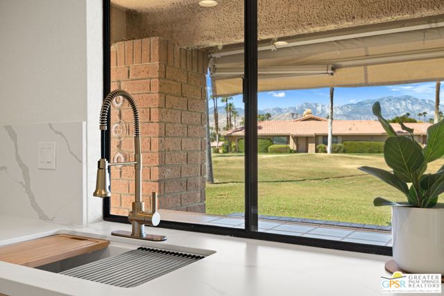 6 Joya Drive, Palm Desert CA: https://media.crmls.org/mediaz/8fad7405-f24e-4ad5-b082-b2d12d9ac3b8.jpg