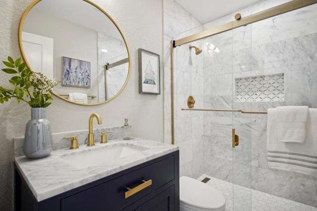 Image 11 of 33 For 998 Governors Bay Drive