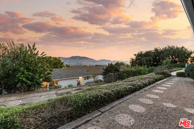 2212 Stacy Lane, Camarillo CA: https://media.crmls.org/mediaz/8faddc57-abcb-4457-a297-93a7f98d962c.jpg