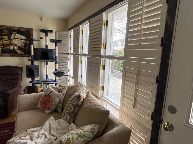 684 Roble Avenue, Menlo Park CA: https://media.crmls.org/mediaz/8faddd20-beb4-4cc3-a756-1c49a9dd4631.jpg