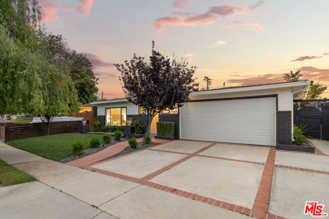 7363 W 87th Place, Los Angeles CA: https://media.crmls.org/mediaz/8fae15c7-c538-4500-93d5-184f6b4c0d86.jpg