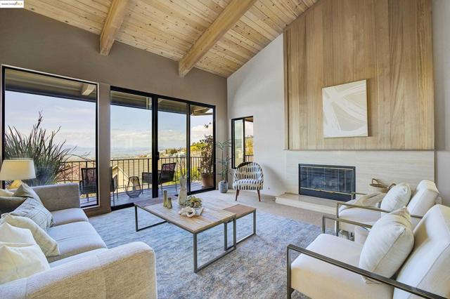 33 Binnacle Hl, Oakland CA: https://media.crmls.org/mediaz/8faf3398-d48e-400b-aa23-81f21820bc1e.jpg