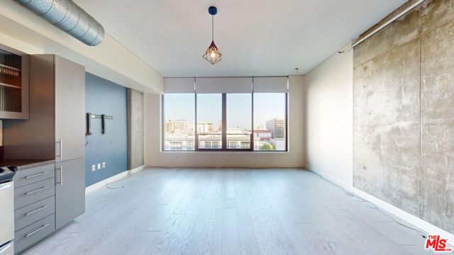 1111 S Grand Avenue, Los Angeles CA: https://media.crmls.org/mediaz/8faf8d5f-c9e2-4d67-bf47-29751e36ccec.jpg