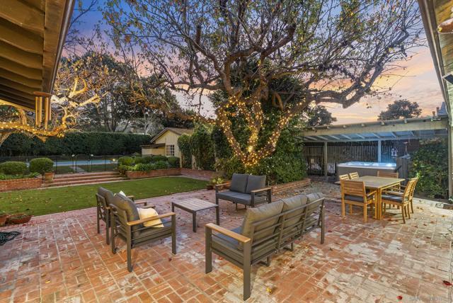 2315 Avenida De La Playa, La Jolla CA: https://media.crmls.org/mediaz/8fafbcf1-a498-40e8-92cf-6f614e091d75.jpg