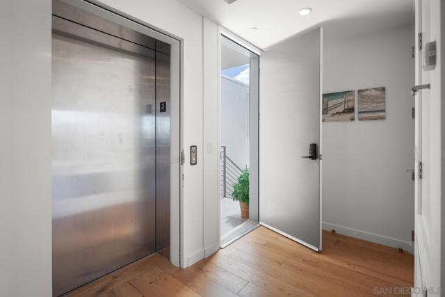 1014 5th St, Coronado CA: https://media.crmls.org/mediaz/8fb01538-d1cf-429d-b81f-c3f62e8362db.jpg