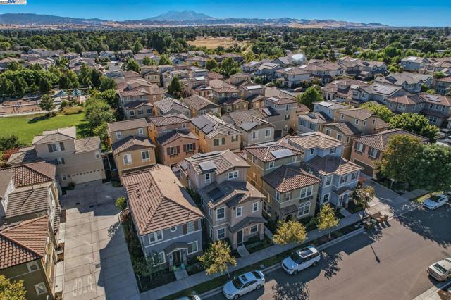 841 Fan Palm Ln, Brentwood CA: https://media.crmls.org/mediaz/8fb019ce-226e-4cb1-a6b6-6f7b1d03223a.jpg