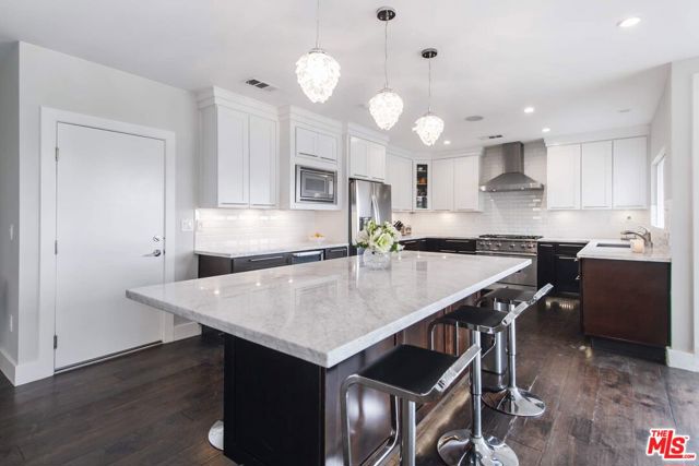 3200 Wrightwood Drive, Studio City CA: https://media.crmls.org/mediaz/8fb15549-0a01-4ef3-b400-75b1b94d7ee9.jpg