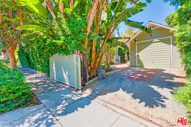 866 N Doheny Drive, West Hollywood CA: https://media.crmls.org/mediaz/8fb157a7-2698-4761-87d7-b28bed579df5.jpg