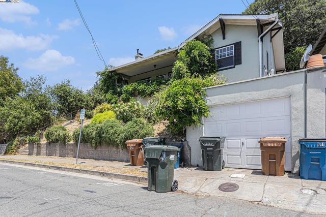 925 GRANDVIEW AVE, Martinez CA: https://media.crmls.org/mediaz/8fb28419-a12e-496e-b2c3-ada0bbc60666.jpg