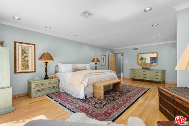 2103 N Hobart Boulevard, Los Angeles CA: https://media.crmls.org/mediaz/8fb2d7a1-501f-4884-8096-c8d26c34d616.jpg