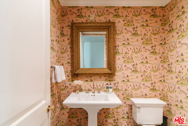 5425 Encino Avenue, Encino CA: https://media.crmls.org/mediaz/8fb302e6-1564-4d7e-a1ab-da52f9d7a4bc.jpg