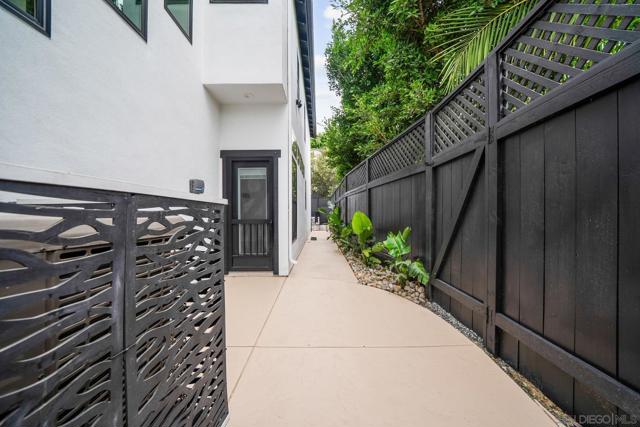 3160 Goldfinch St, San Diego CA: https://media.crmls.org/mediaz/8fb38ece-0119-4dde-a974-cb7f980e5c67.jpg