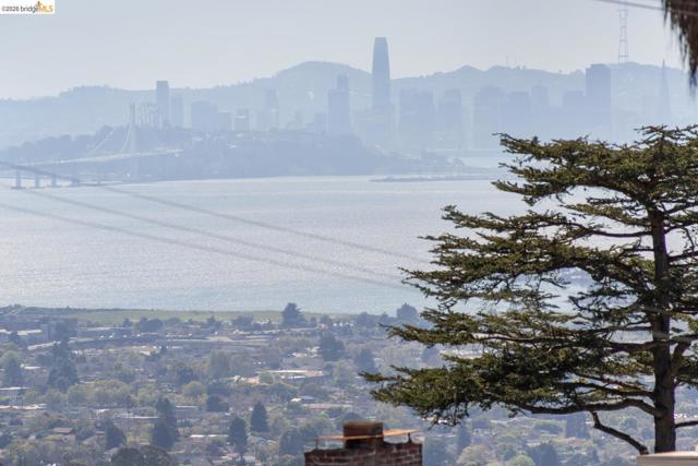 758 Spruce St, Berkeley CA: https://media.crmls.org/mediaz/8fb3d67f-4f3f-44ec-b3a7-dbc43888f8bd.jpg