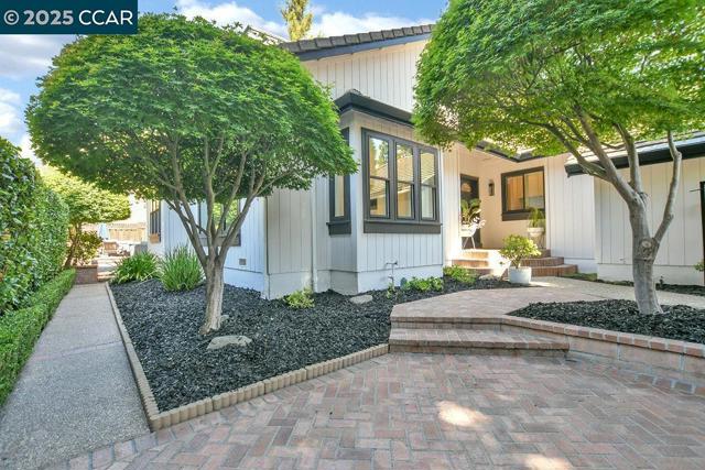 959 Redwood Dr, Danville CA: https://media.crmls.org/mediaz/8fb4d700-525d-43c3-bfc6-d2d52d3538ce.jpg