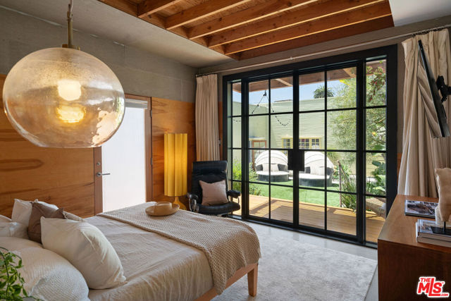 2311 Glencoe Avenue, Venice CA: https://media.crmls.org/mediaz/8fb53235-f3d1-418d-99c7-ffd0f0d5d5e3.jpg