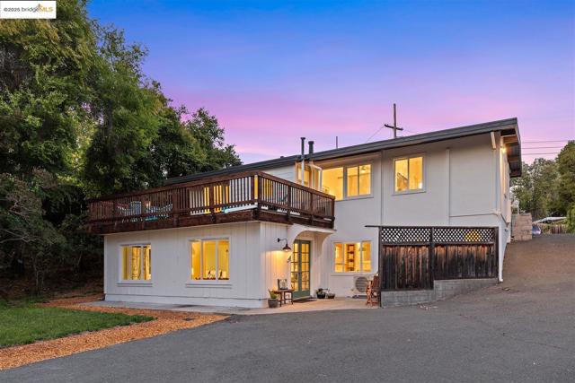 2871 Stephen Dr, Richmond CA: https://media.crmls.org/mediaz/8fb64115-080a-46c2-81db-7fc04fde9729.jpg