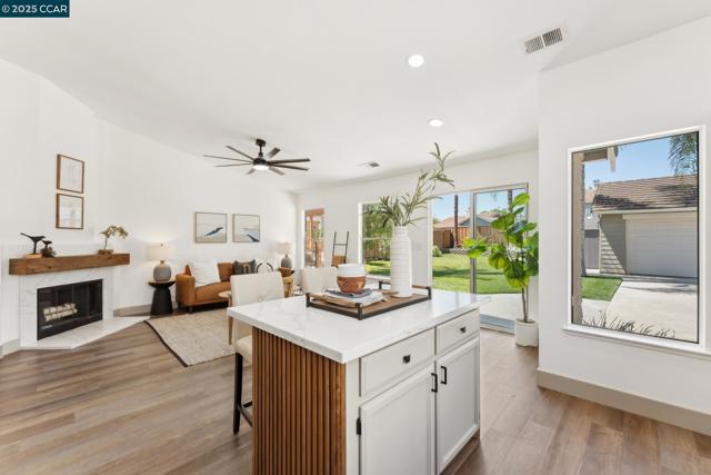 3075 Shiles Loop, Brentwood CA: https://media.crmls.org/mediaz/8fb64c78-1604-4603-a0db-a6486bd43d55.jpg