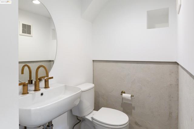 1539 E 38Th St, Oakland CA: https://media.crmls.org/mediaz/8fb668ab-b423-43eb-9cb8-f8a22bad7ccb.jpg