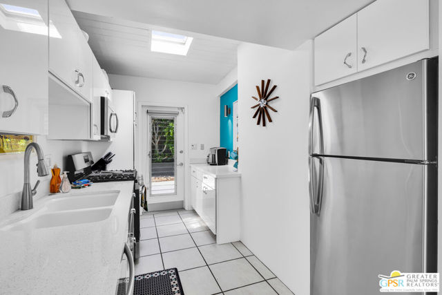 1841 N Berne Drive, Palm Springs CA: https://media.crmls.org/mediaz/8fb76065-8980-4792-abe7-7fde249c88b5.jpg
